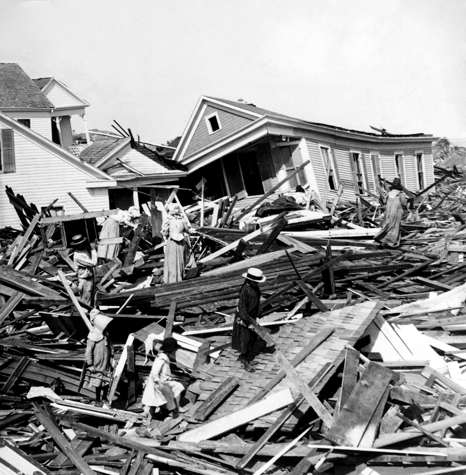 https://en.wikipedia.org/wiki/September_1900#/media/File:Seeking_valuables_in_the_wreckage,_Galveston,_Texas.jpg
