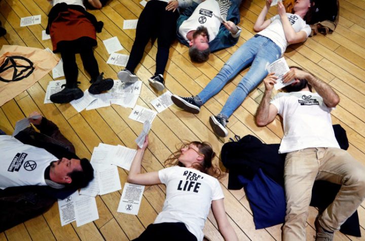 Climate activists of the Extinction Rebellion group lay down and chant slogans demanding more actions from EU governments during the annual Open Day at the EU Commission headquarters in Brussels, Belgium, May 4, 2019. REUTERS/Francois Lenoir TPX IMAGES OF THE DAY - RC14FC25D410  Climate activists of the Extinction Rebellion group lay down and chant slogans demanding more actions from EU governments during the annual Open Day at the EU Commission headquarters in Brussels, Belgium, May 4, 2019. REUTERS/Francois Lenoir