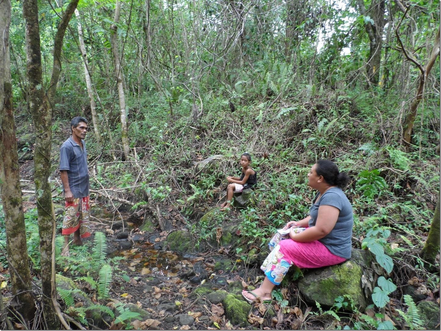 217784_web Dr Anita Latai-Niusulu interviewing a Samoan farmer. Credit: Dr Anita Latai-Niusulu