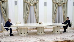 putinlongtable.jpg