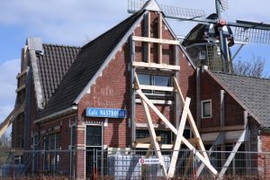cafe-held-up-by-posts-Groningen-560x374[1].jpg