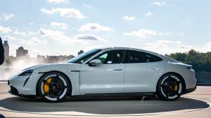 2020-porsche-taycan_100714579.jpg
