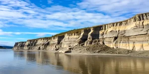 Sedimentary_rocks_on_the_banks_of_the_Mackenzie_River_mj