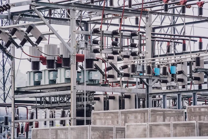 High voltage electric power plant current distribution substation
