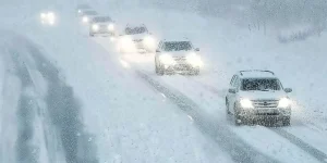 charlesrotter_cars_in_a_snowstorm_in_whiteout_conditions_midjourney