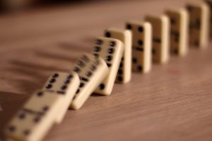 1280px-Dominoes_falling1