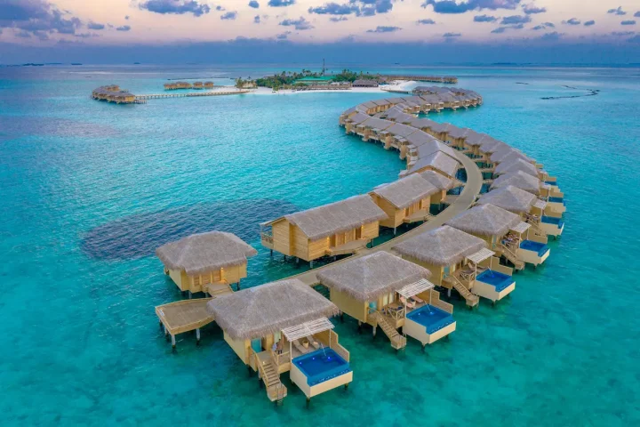 https://www.pexels.com/photo/luxury-water-villas-in-maldives-at-sunset-30037393/