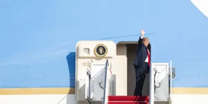 President_Donald_J._Trump_Boards_Air_Force_One_(45039862651)